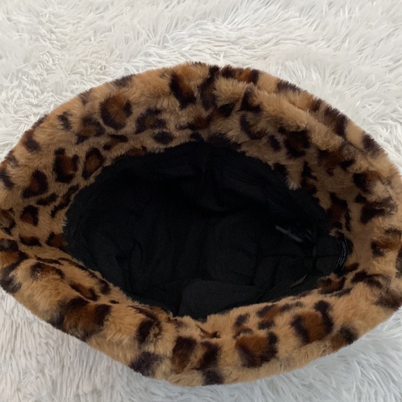NWOT furry cheetah plush bucket hat - Picture 4 of 6